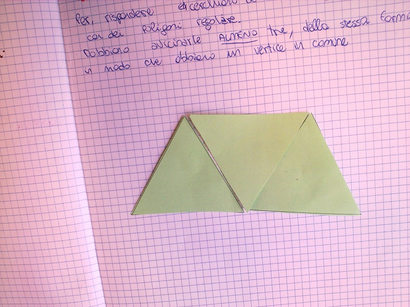 Mettiamo tre triangoli equilateri in modo che concorrano tutti in un vertice