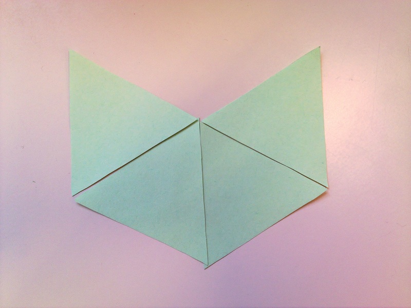Mettiamo quattro triangoli equilateri in modo che concorrano tutti in un vertice