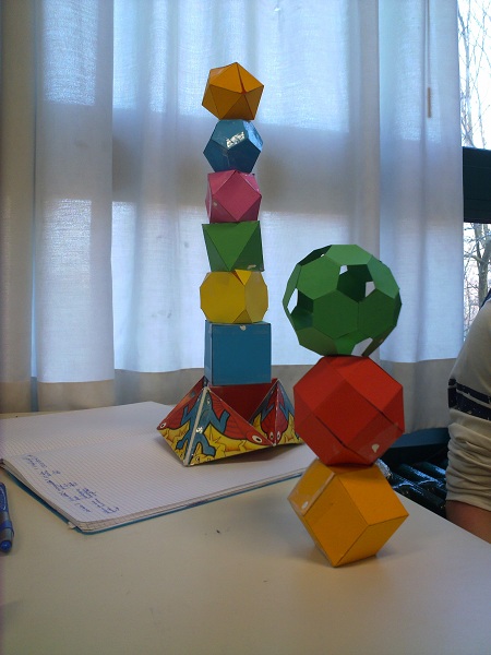 Riccardo si sbizzarrisce costruendo torri con i nostri poliedri